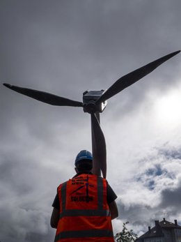 Archivo - Un trabajador de Vestas lleva un molino en una marcha contra el cierre de la fábrica de Viveiro (Lugo) que afectaría a 115 personas, a 5 de octubre de 2021, en Santiago de Compostela, Galicia, (España). Bajo el lema Vestas solución: polo futu
