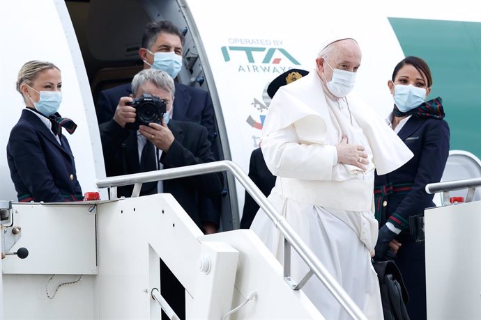 02 December 2021, Italy, Rome: Pope Francis embarks an aircraft before flying out of Rome's Fiumicino airport to Cyprus. Photo: Roberto Monaldo/LaPresse via ZUMA Press/dpa