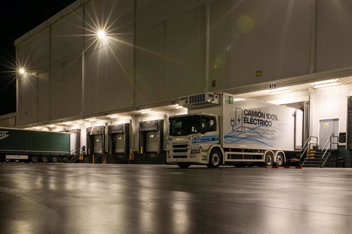 Archivo - Camión eléctrico en pruebas en las instalaciones del Bloque Logístico de Mercadona en Ciempozuelos (Madrid)