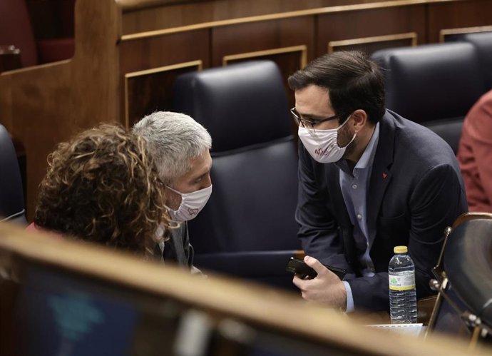 El ministro de Consumo, Alberto Garzón, conversa en el Congreso con el ministro del Interior, Fernando Grande-Marlaska