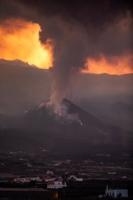 Nube de ceniza y lava del volcán de Cumbre Vieja desde la montaña de Triana, en Los Llanos de Aridane