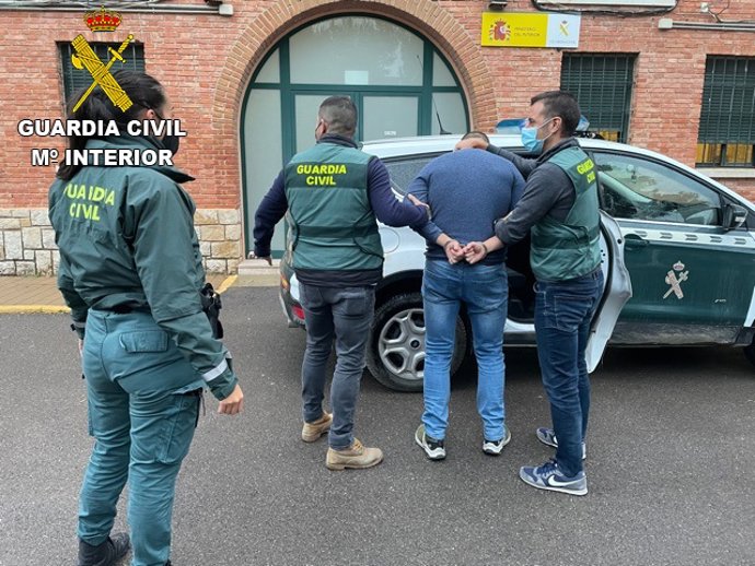 Uno de los detenidos en la operación