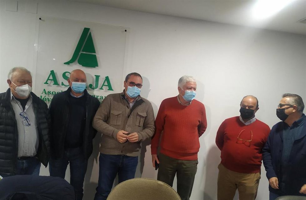 El presidente de Cetarsa, Juan Andrés Tovar, junto a representantes agrarios tras la creación de la Mesa de Seguimiento del Tabaco