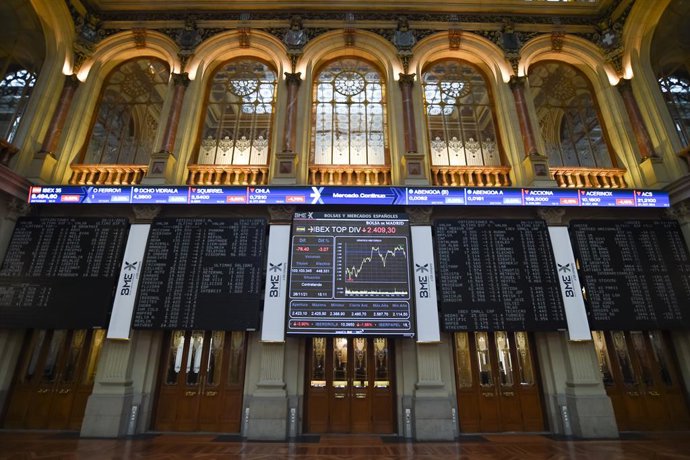 Valores del Ibex 35, en el Palacio de la Bolsa, a 26 de noviembre de 2021, en Madrid, (España).