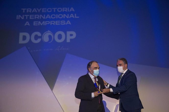Dcoop recibe del consejero Elías Bendodo su Premios Alas