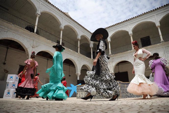 Archivo - Desfile de la firma Sevilla Moda, creada por emprendedoras, en foto de archivo.