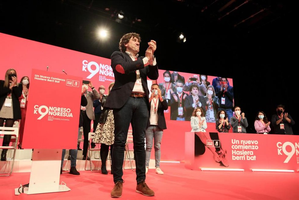 El nuevo secretario general del PSE-EE, Eneko Andueza, en la segunda jornada del IX Congreso del PSE-EE, en el Palacio Euskalduna de Bilbao, a 18 de noviembre de 2021, en Bilbao, Euskadi (España).