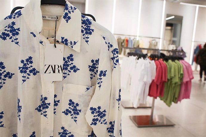Archivo - Una camisa marca Zara, en el interior de una tienda
