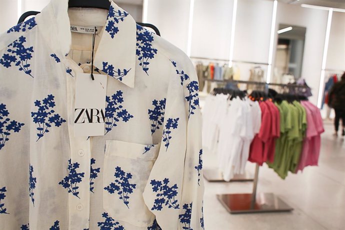 Archivo - Una camisa marca Zara, en el interior de una tienda, el día que Inditex ha anunciado que acometerá 56 cierres durante el verano, a 13 de mayo de 2021, en Madrid (España). Inditex realizará esos cierres durante los meses de junio, julio y agost
