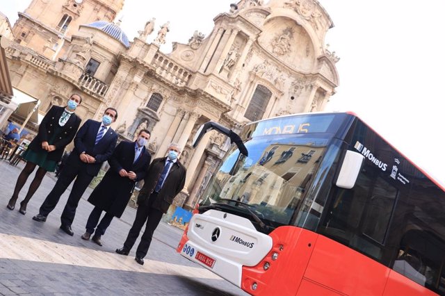 El 'rojo Murcia' protagoniza el nuevo diseño de los autobuses que unirán Murcia y pedanías