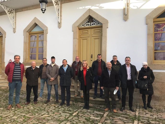 Autoridades en la presentación del Bono Rural de Transporte Gratuito en Lumbrales (Salamanca).