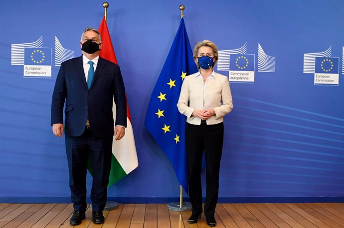 Archivo - HANDOUT - 23 April 2021, Belgium, Brussels: European Commission President Ursula von der Leyen (R)welcomes Hungarian Prime Minister Viktor Orban at the EU headquarters in Brussels. Photo: Etienne Ansotte/European Commission/dpa - ATTENTION: e