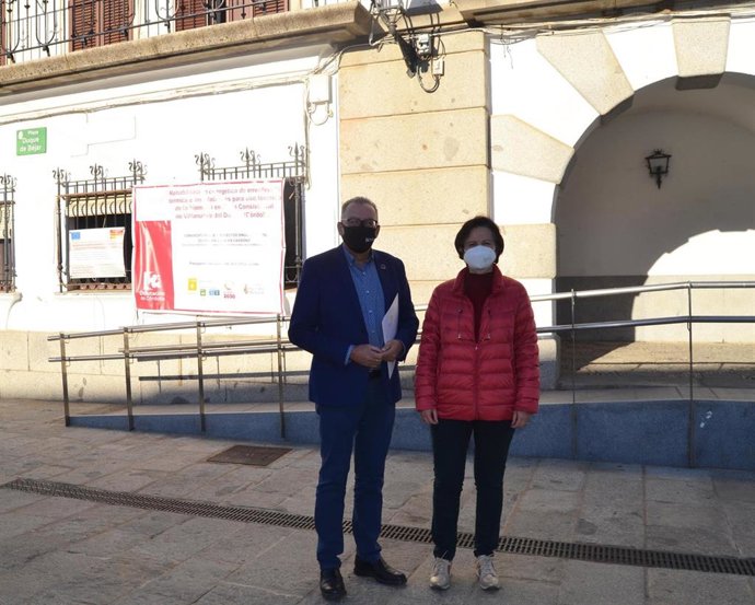 El delegado de Cohesión Territorial en la Diputación de Córdoba, Juan Díaz, en su visita a Villanueva del Duque.