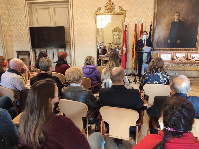 El alcalde de Salamanca interviene en el acto municipal en el consistorio con motivo del Día Mundial del Voluntariado.