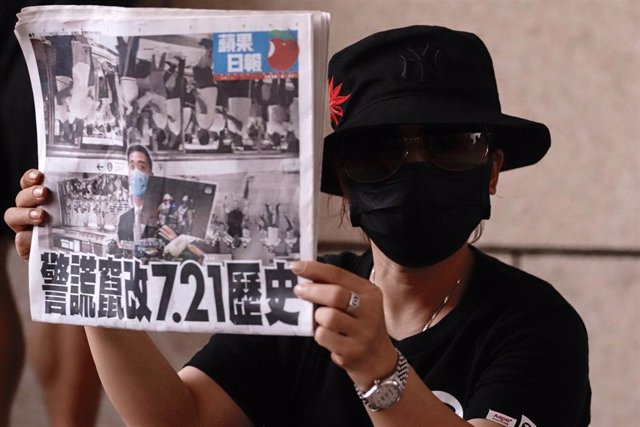 Archivo - Un activista con un ejemplar del periódico 'Apple Daily'.