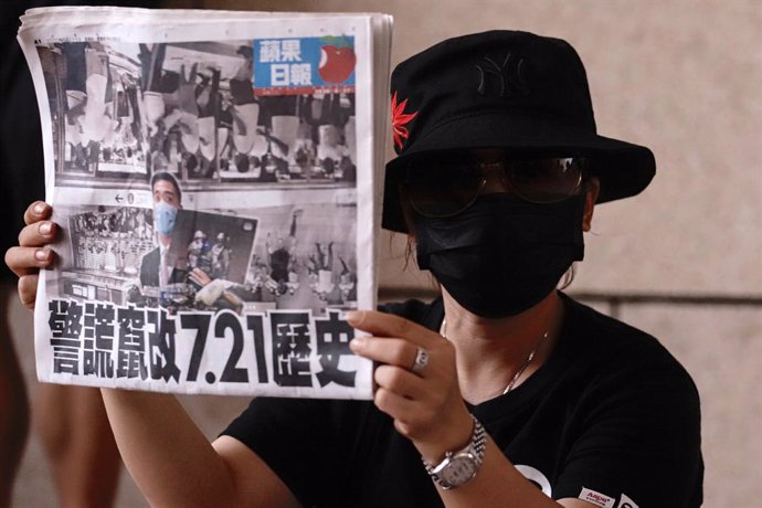 Archivo - Un activista con un ejemplar del periódico 'Apple Daily'.