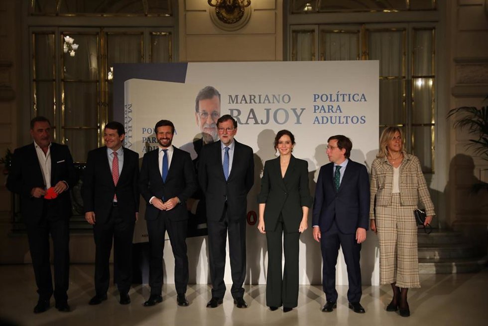 El  presidente del PP, Pablo Casado (3i); el expresidente Mariano Rajoy (4i); la presidenta de la Comunidad, Isabel Díaz Ayuso (3d), y el alcalde de Madrid, José Luis Martínez-Almeida (2d), durante la presentación del libro La política para adultos
