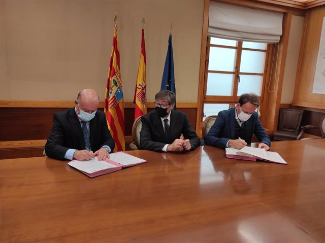 El vicepresidente del Gobierno de Aragón y consejero de Industria, Arturo Aliaga, firma los convenios con los gerentes de las estaciones de esquí de Astún y Candachú.