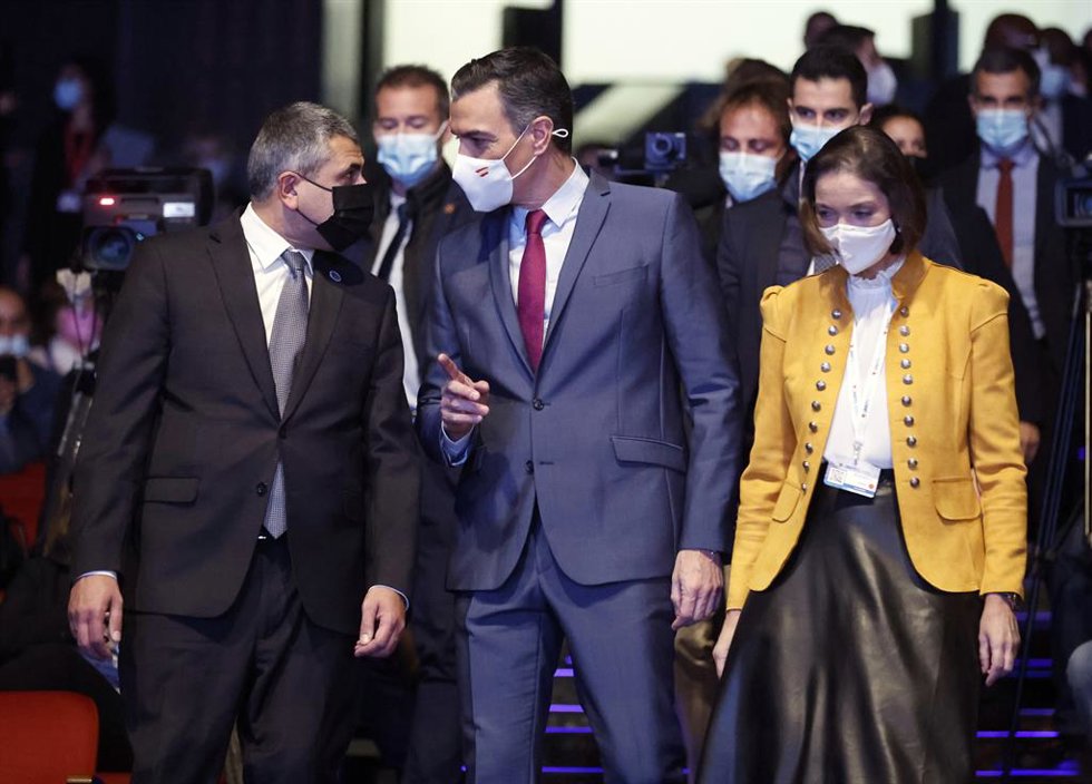 El secretario General de la OMT, Zurab Pololikashvili; el presidente del Gobierno, Pedro Sánchez y la ministra de Industria, Comercio y Turismo, Reyes Maroto, a su llegada a la segunda jornada de la 24 Asamblea General de la OMT