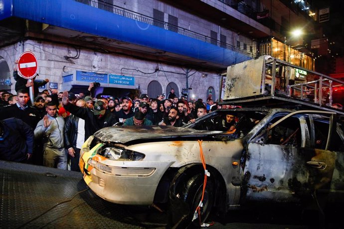 El coche quemado de los dos ciudadanos israelíes atacados por un grupo de palestinos.