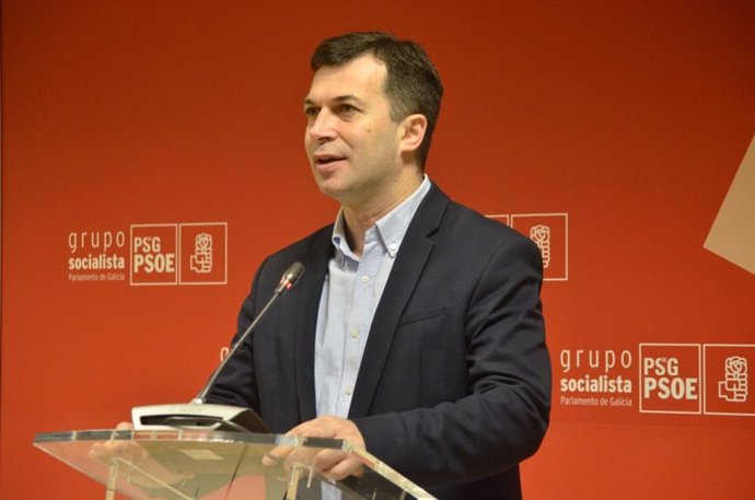 El portavoz parlamentario del PSdeG, Gonzalo Caballero, en rueda de prensa