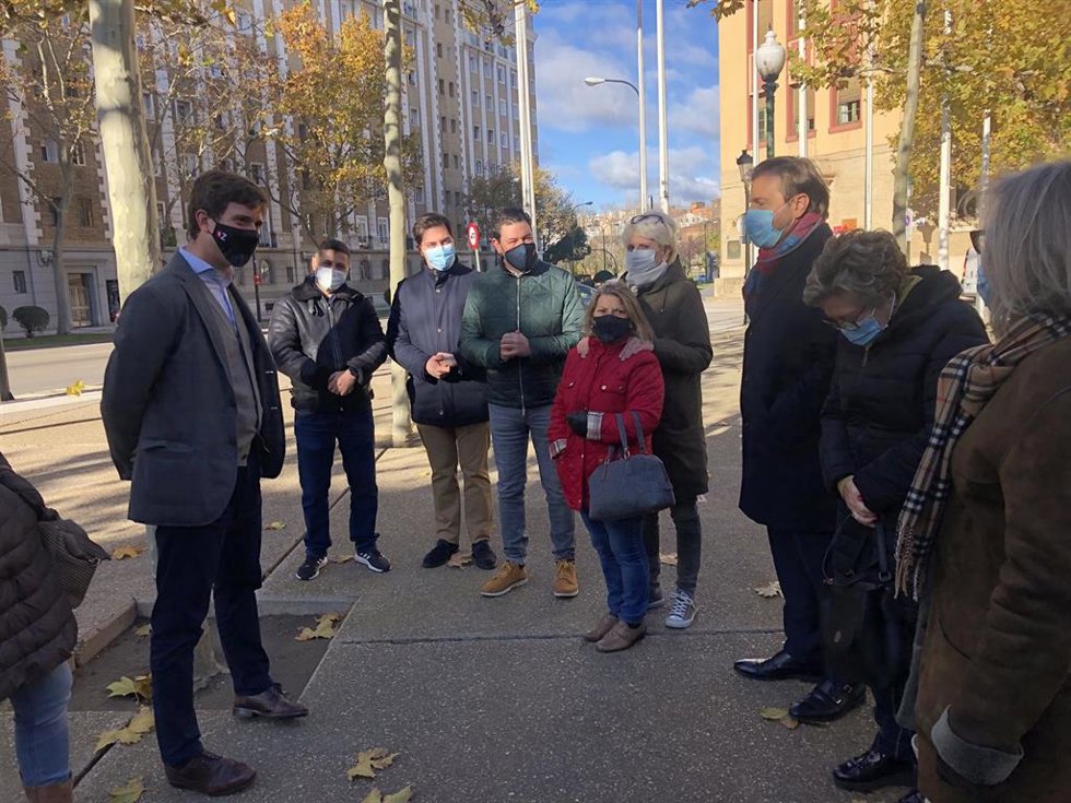 Ramón Celma a las puertas del Edificio Pignatelli