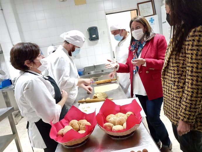 La delegada de Educación en Huelva, Estela Villalba, visita la escuela de hostelería Virgen de Belén.