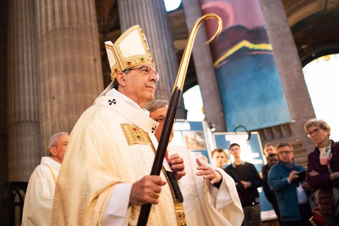 Archivo - 17 April 2019, France, Paris: Michel Aupetit, Archbishop of Paris, arrives to  the Saint Sulpice Church as he takes part in the Chrism Massof the Holy Week. The mass takes place two days after a fire in the Paris cathedral Notre-Dame. Photo: M