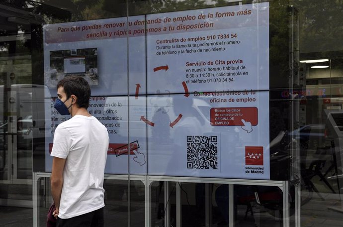 Archivo - Un hombre hace cola en una Oficina del Servicio Público de Empleo Estatal (SEPE), el día en el que se han conocido los datos de paro del mes de septiembre de 2021, a 4 de octubre de 2021, en Madrid, (España). El pasado septiembre se ha registr