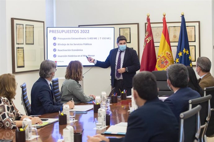 El jefe del Ejecutivo murciano, Fernando López Miras, presidente el Consejo de Gobierno de este jueves, en el que se ha aprobado el Proyecto de Ley de Presupuestos Generales de la Comunidad Autónoma para 2022