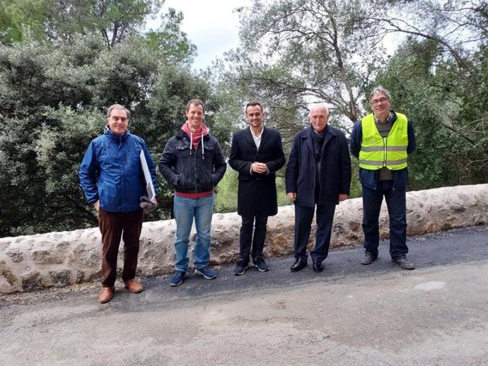 El Consell de Mallorca reconstruye el muro de piedra del Puerto de Valldemossa.