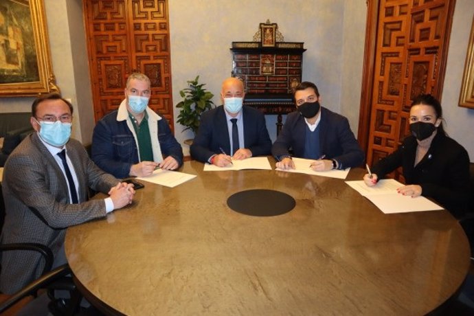 El presidente de la Diputación de Córdoba, Antonio Ruiz, firma los convenios para el mantenimiento de la Vía Verde de La Campiña.
