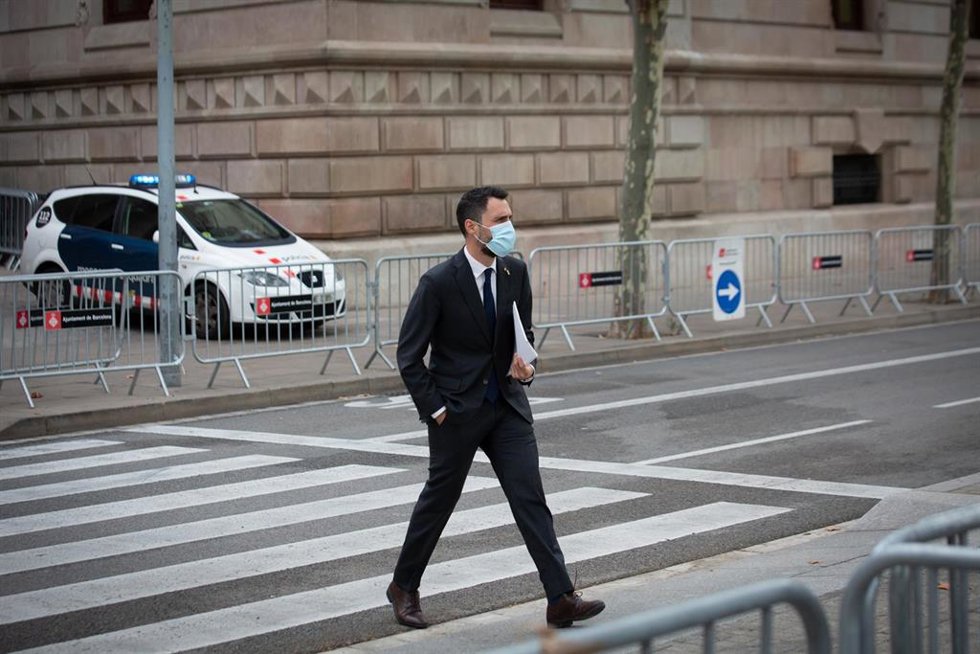 Archivo - El conseller de Empresa y Trabajo de la Generalitat, Roger Torrent (c), a su llegada al Tribunal Superior de Justicia de Cataluña para declarar por presunta desobediencia, a 15 de septiembre de 2021, en Barcelona, Cataluña, (España).
