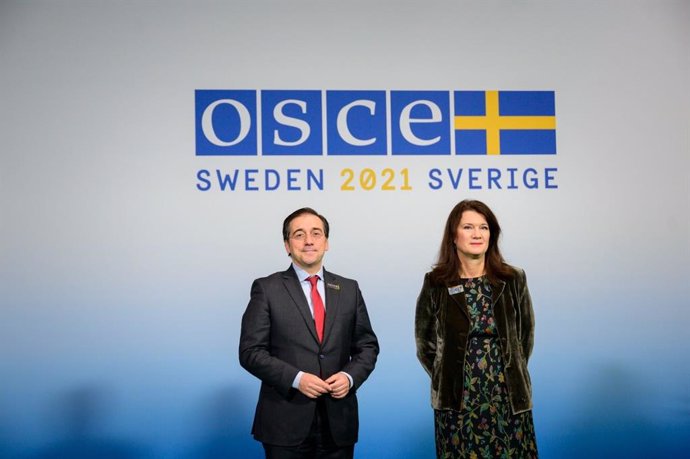 El ministro de Asuntos Exteriores, UE y Cooperación, José Manuel Albares, y su homóloga de Suecia, Ann Linde, durante la cumbre de la OSCE en Estocolmo