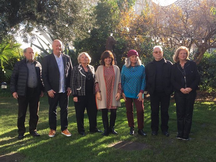 Los seis nuevos Miembros de Honor de la Acadmia del Cinema Catal junto a su directora Judith Colell