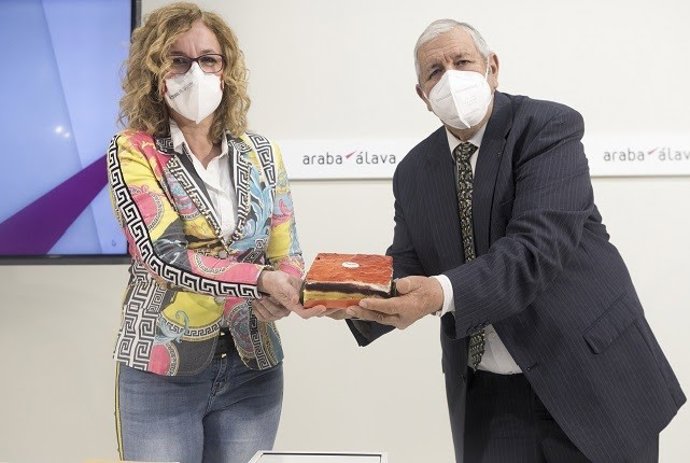 La diputada foral de Fomento del Empleo, Comercio y Turismo, Cristina González, y el presidente de la Asociación de Pastelerías y Confiterías Artesanales de Álava, Luis López de Sosoaga, presentan el pastel 'Arabatxo'.