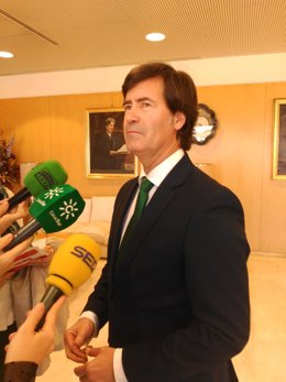 Archivo - El presidente de la Confederación de Empresarios de Sevilla (CES), Miguel Rus, en una atención a medios