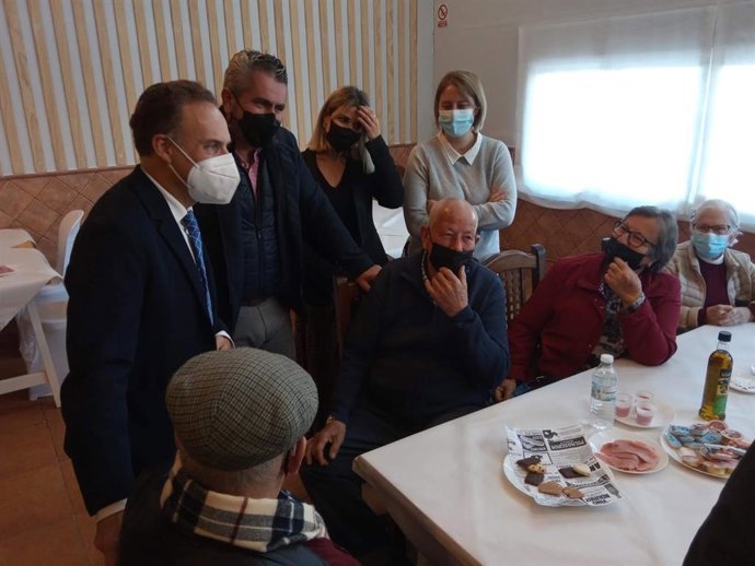 El responsable de Bienestar Social de la Diputación de Cádiz, David de la Encina, durante el desayuno de convivencia entre mayores y auxiliares de la Ayuda a Domicilio en Benalup Casas Viejas.