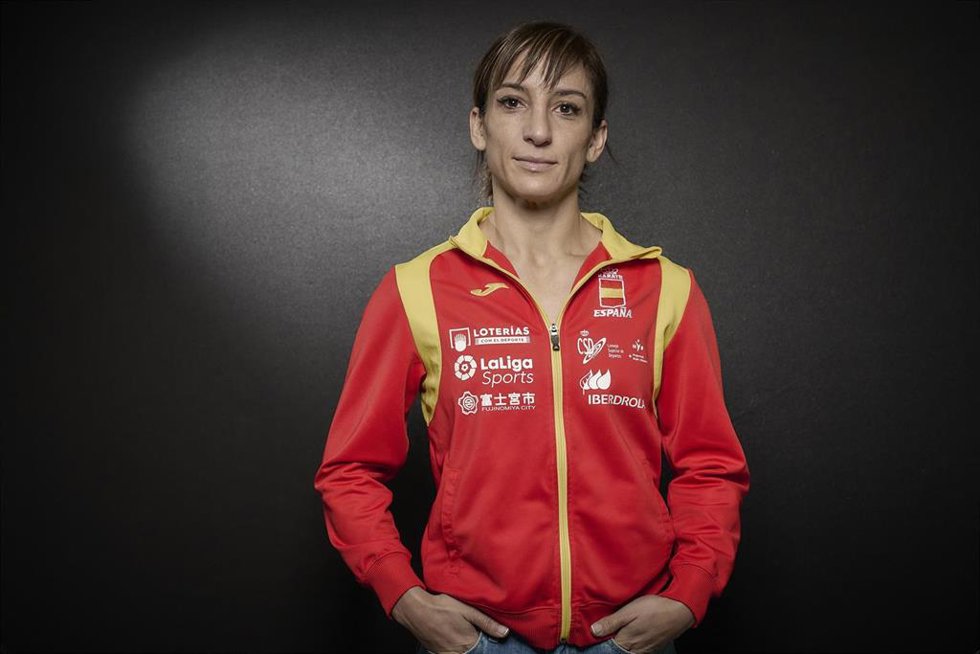 La karateca española, Sandra Sánchez, posa a la cámara de Europa Press, en el Centro de Alto Rendimiento en Madrid. Es referente en el kárate en la categoría de kata femenino después de permanecer durante cinco años seguidos líder del ranking mundial.