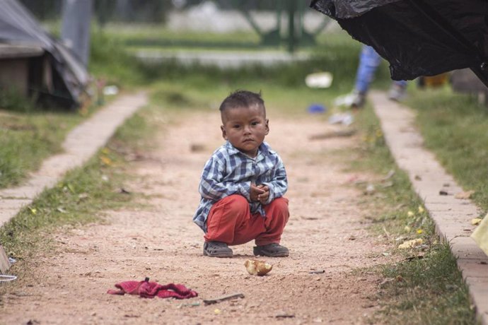 Archivo - Un niño de la etnia emberá en un campo de refugiados en Bogotá. 