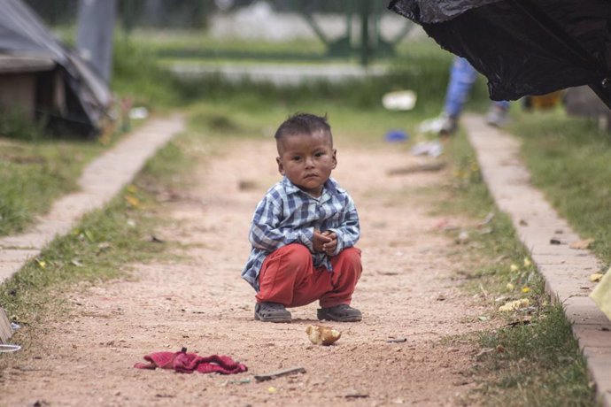 Archivo - 12 August 2020, Colombia, Bogota: A boy of the Embera indigenous people community is seen at a makeshift camp at a park in down town Bogota, where people have been sleeping in plastic tents for a month amid the coronavirus pandemic and the lac