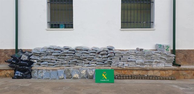 La Guardia Civil detiene a una persona en la A-4 con 528 kilos de hachís y 144 kg de marihuana