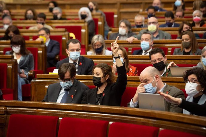 Bancada socialista en el Parlament durante una sesión plenaria en la Cámara catalana, a 1 de diciembre de 2021.
