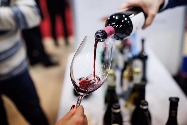 Una persona sirve una copa de vino en la inauguración del XXI Salón de los Mejores Vinos de España 