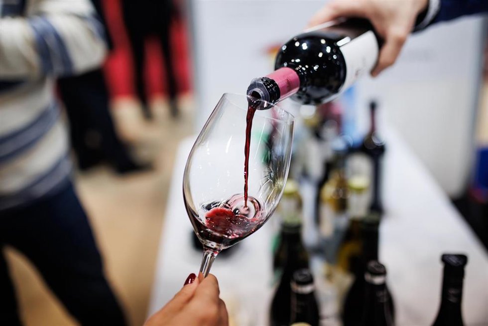 Una persona sirve una copa de vino en la inauguración del XXI Salón de los Mejores Vinos de España