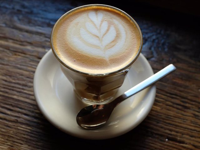 Archivo - El consumo de más de dos tazas de café con cafeína al día se asoció con un 19% más de riesgo de tener un deterioro rápido de la función renal. 