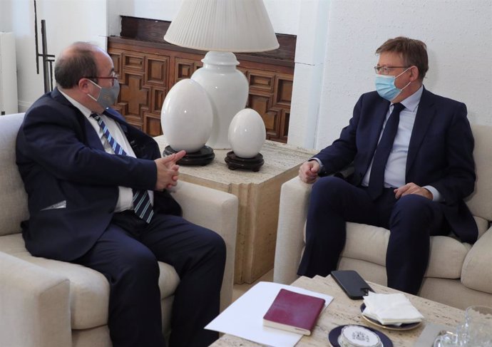 El presidente de la Generalitat Valenciana, Ximo Puig, (d) se reúne con el ministro de Cultura, Miquel Iceta.