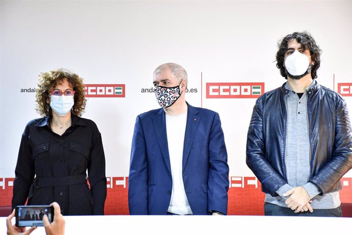 Los máximos dirigentes de CCOO a nivel confederal, regional y provincial, Unai Sordo, Nuria López y Carlos Aristu, en un acto en Sevilla