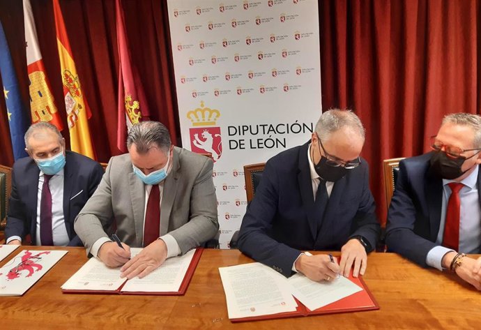 El presidente de la Diputación de León, Eduardo Morán, y el alcalde de Ponferrada, Olegario Ramón, -ambos en el centro- firman el protocolo para la prestación del servicio de Bomberos.
