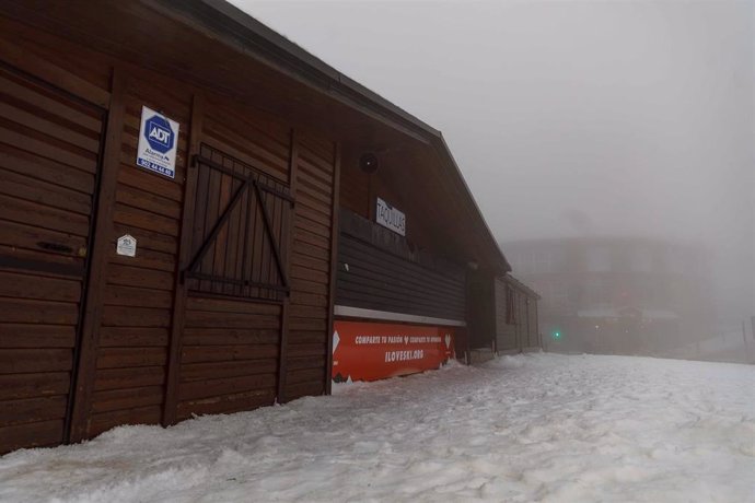 Un edificio con taquillas en la estación de esquí Puerto de Navacerrada, a 1 de diciembre de 2021, en Cercedilla, Madrid (España). La apertura de Navacerrada para este invierno es todavía una incógnita y la estación se ha convertido en motivo de conflic